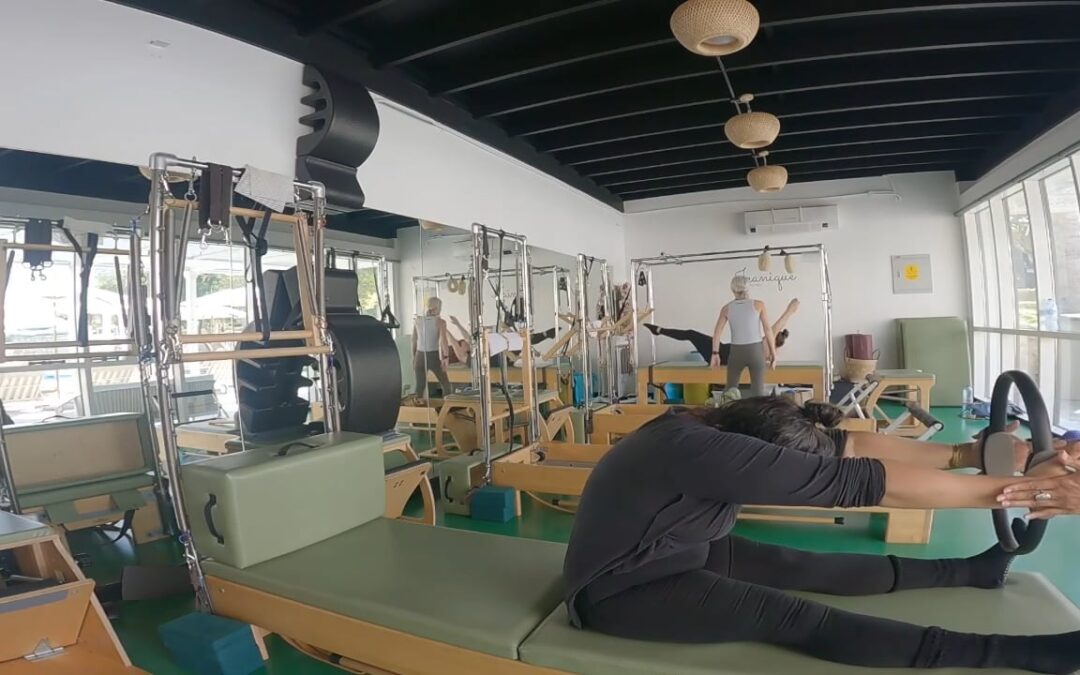 Finding lats connection expanding the back rib cage